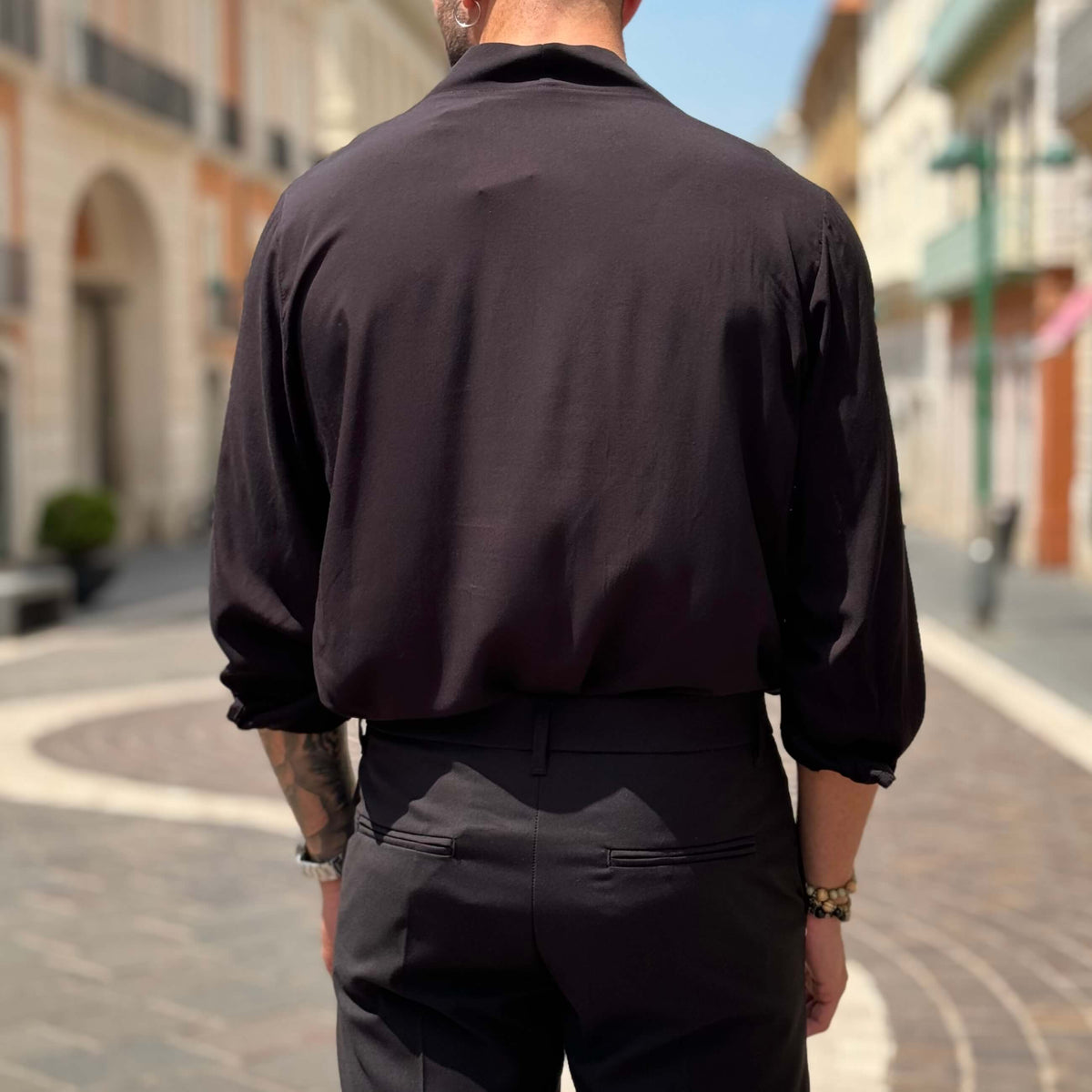 Camisa negra suave con cuello en V - FLAG STORE