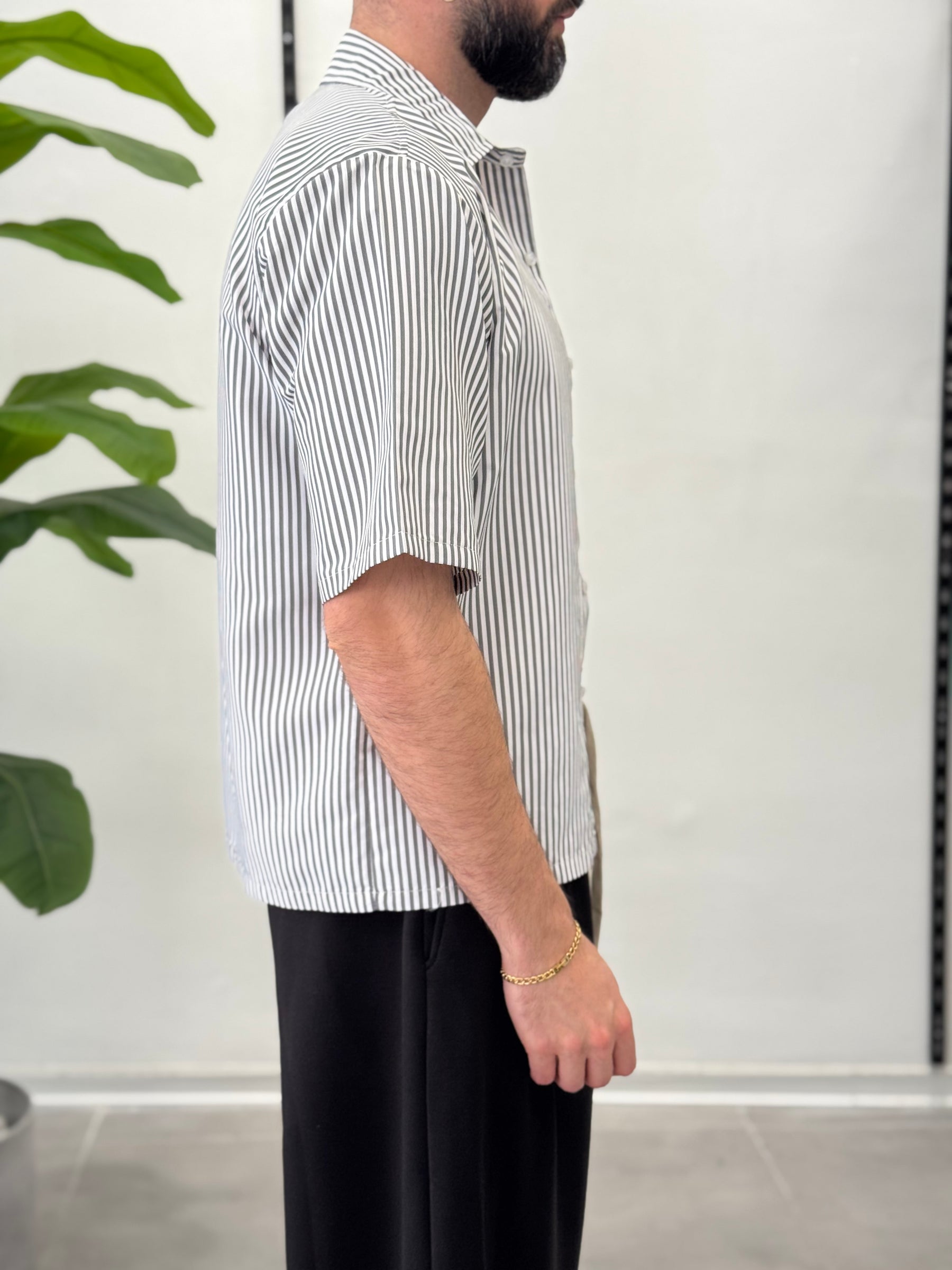 Boxy half-sleeve striped shirt 