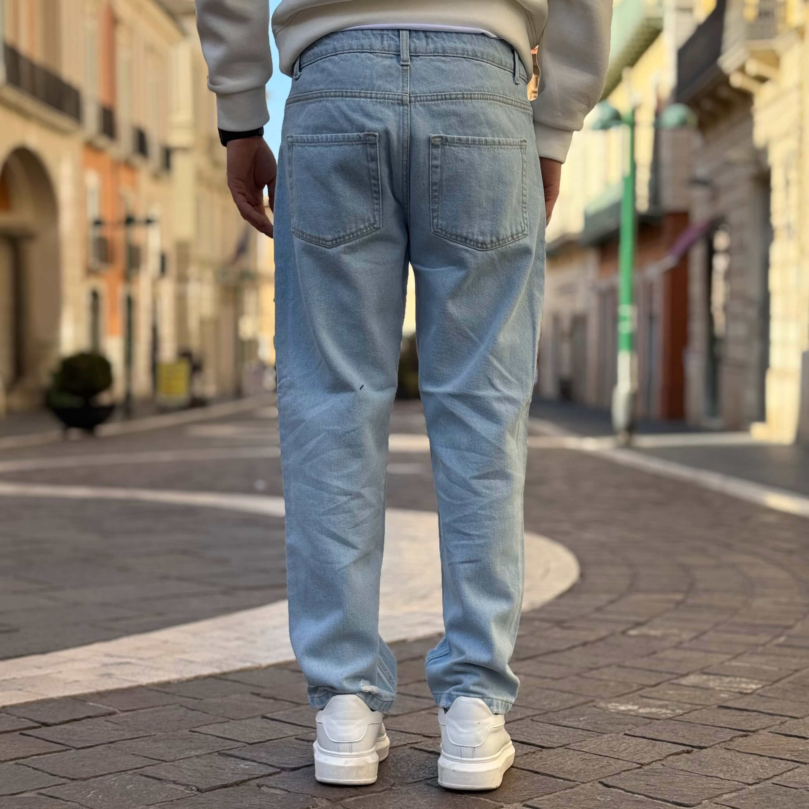 Jeans azzurro chiaro con strappi baggy fit