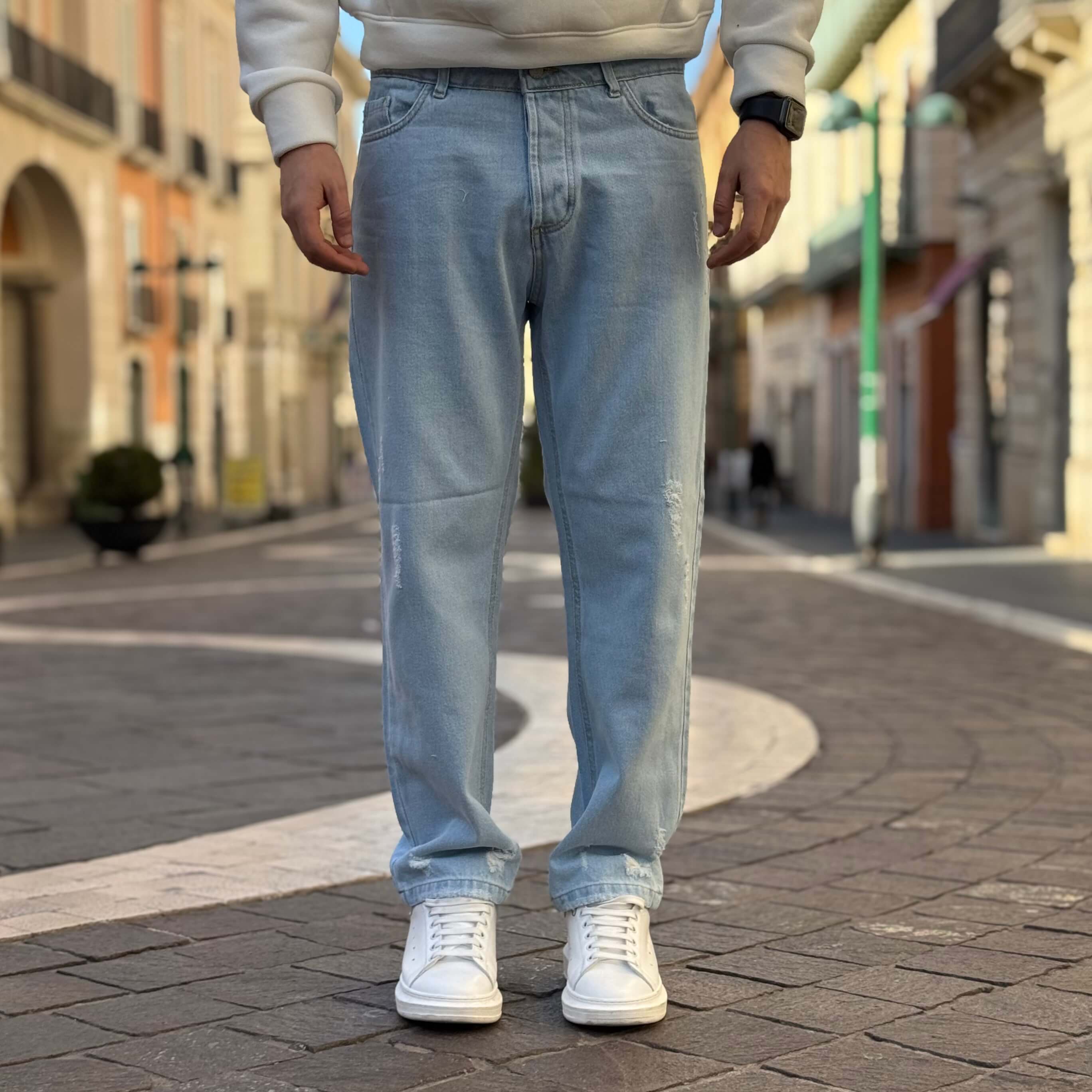 Jeans azzurro chiaro con strappi baggy fit