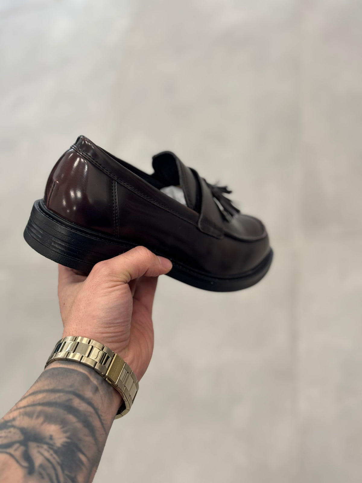 Mocasín con borlas color marrón oscuro