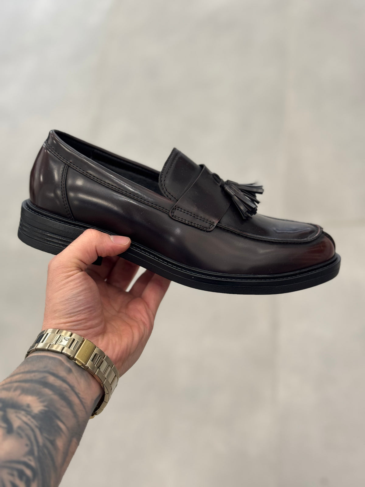 Mocasín con borlas color marrón oscuro