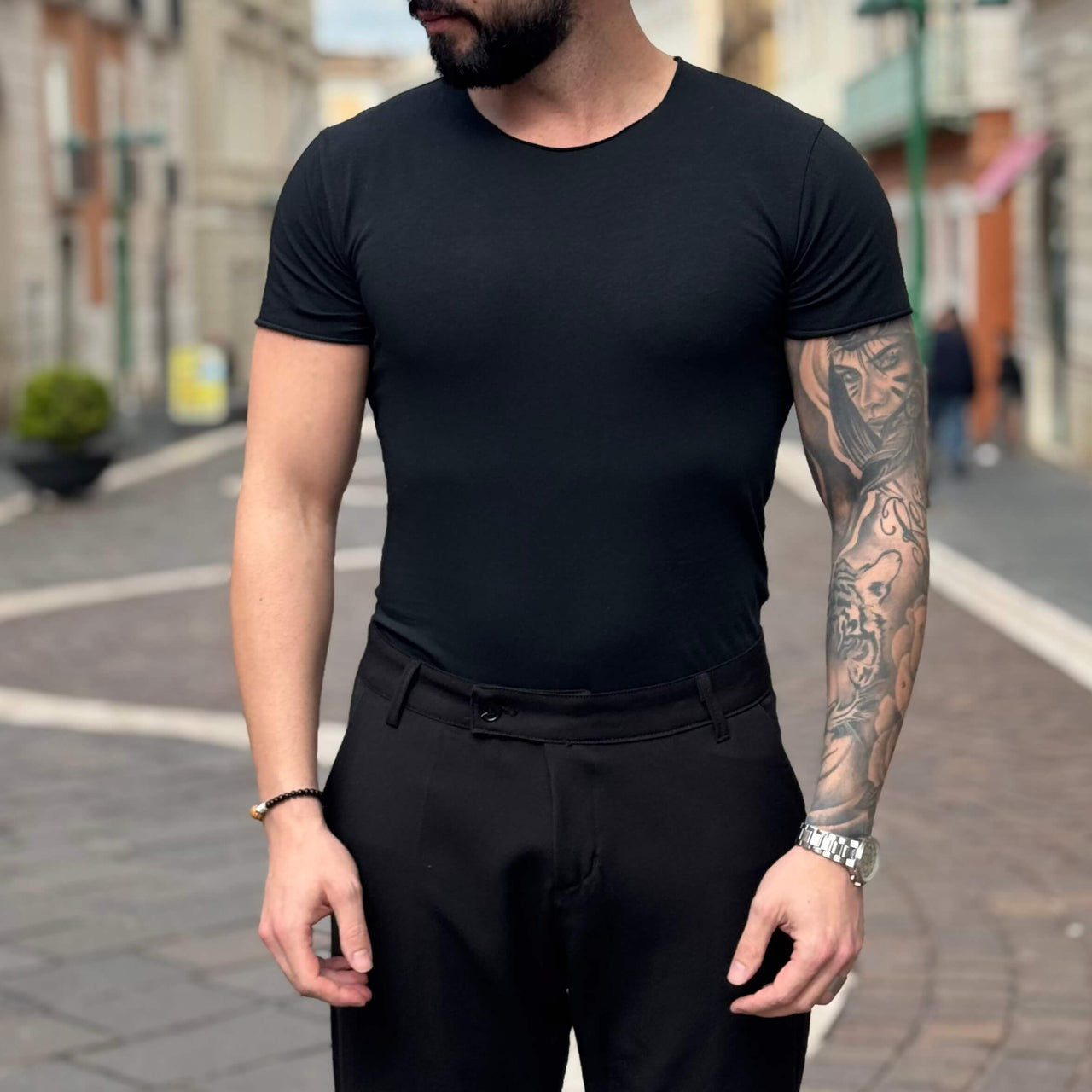 T-shirt nera scollo tondo taglio vivo - FLAG STORE