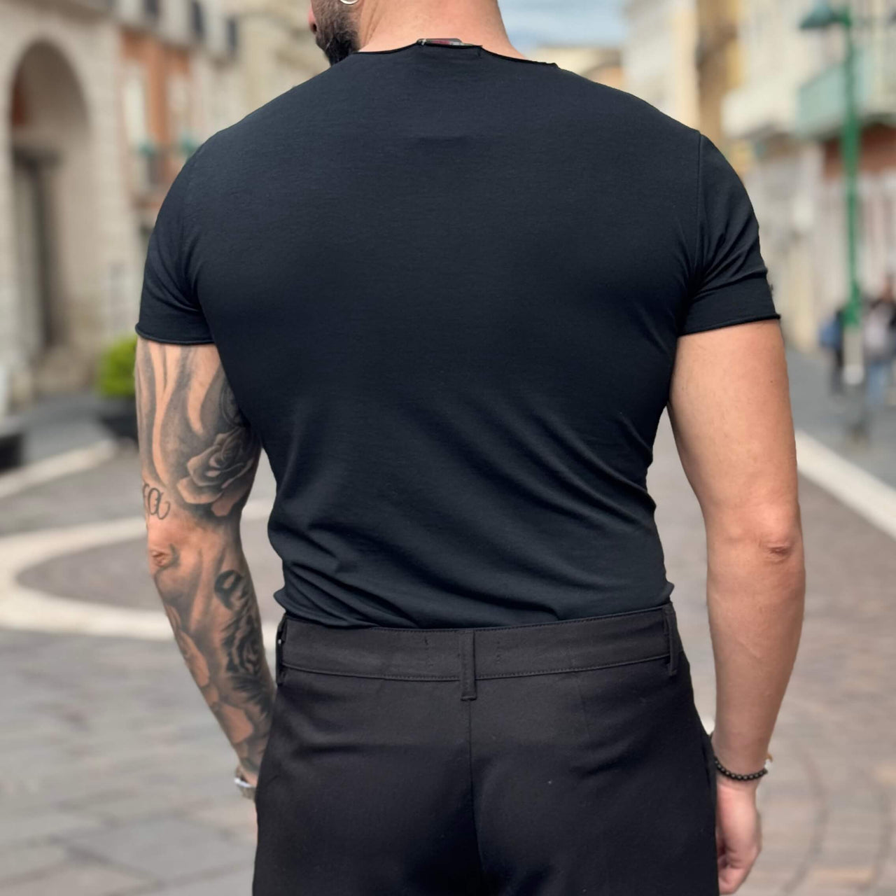 T-shirt nera scollo tondo taglio vivo - FLAG STORE