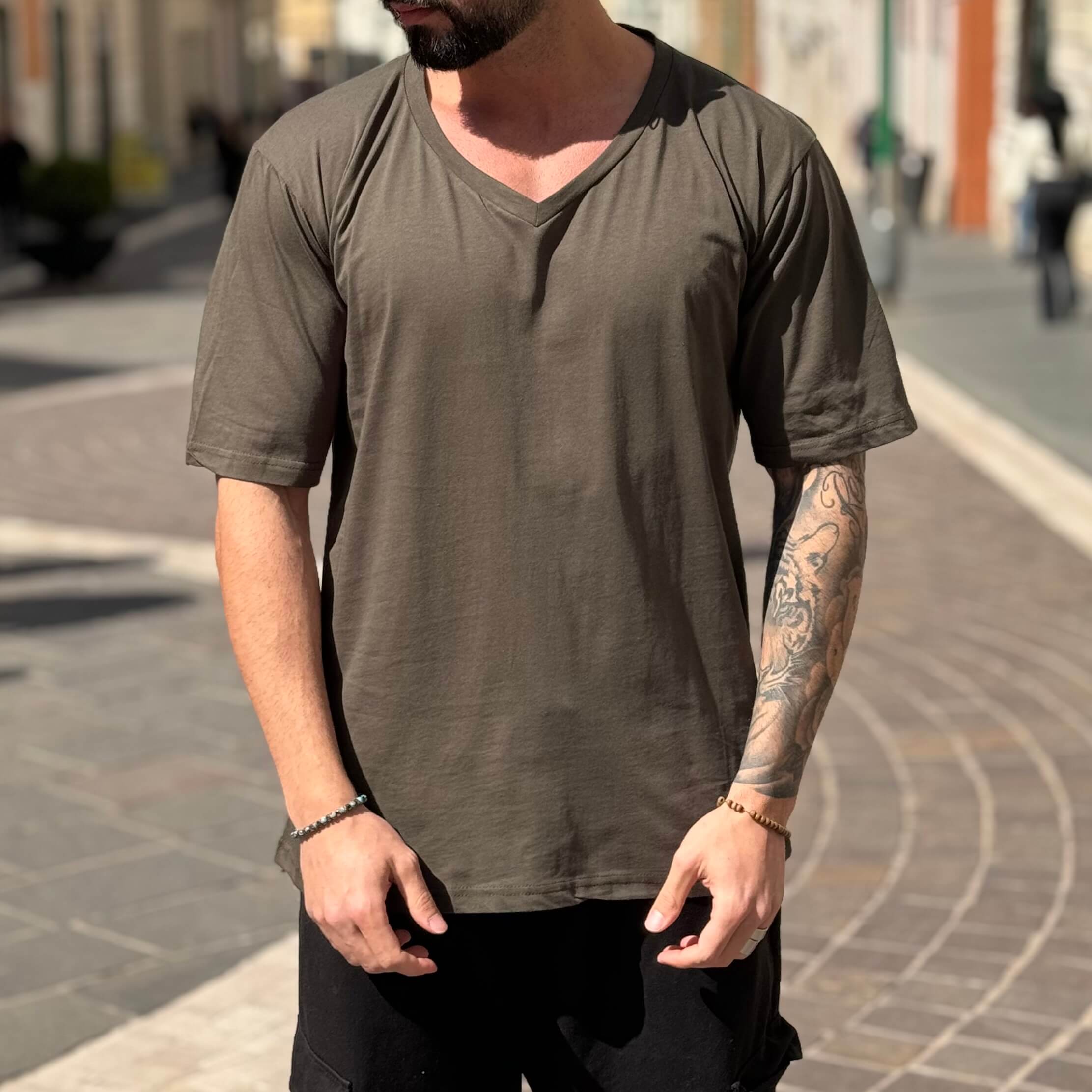 T-shirt verde militare scollo a V - FLAG STORE