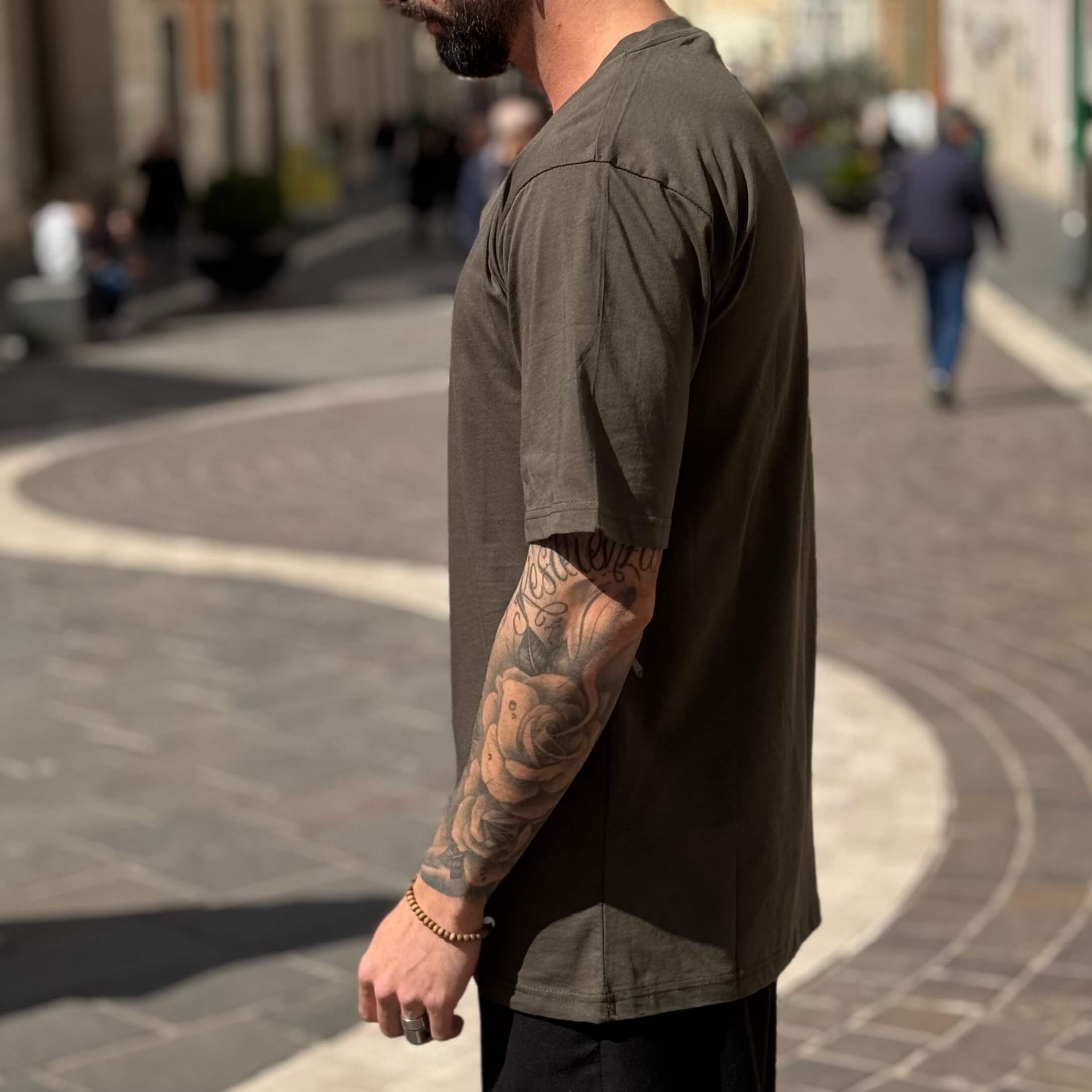 T-shirt verde militare scollo a V - FLAG STORE